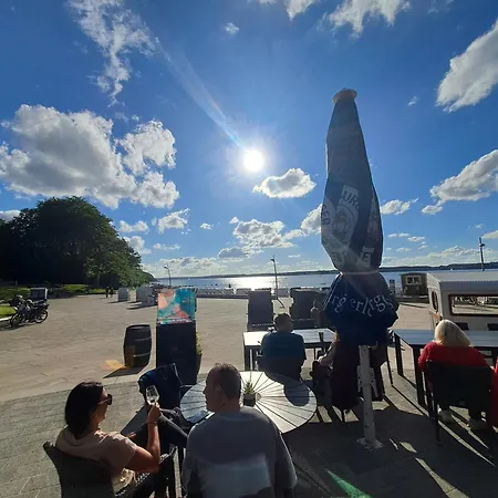 Am Leuchtturm Schausende