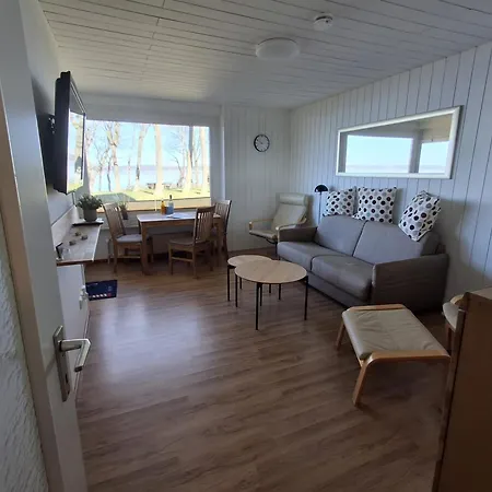 Am Leuchtturm Schausende